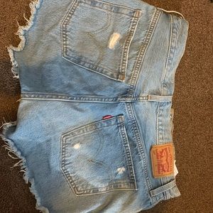Blue distressed jean Levi’s